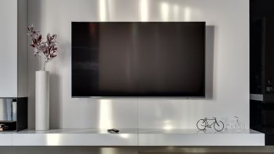 TV fixada na parede com suporte seguro e instalação profissional - Casa em Dia Maia