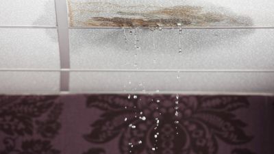 Fuga de água no teto requerendo ação imediata de emergência - Casa em Dia Maia