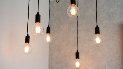 Instalação elétrica com sinais de alerta e iluminação - Casa em Dia Maia