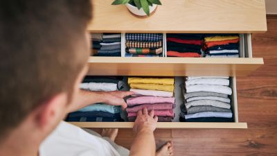 Gavetas e armários organizados com roupa dobrada por cores - sistema prático de organização - Casa em Dia Maia
