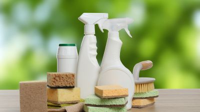 Produtos de limpeza ecológicos naturais com escovas e recipientes sustentáveis - Casa em Dia Maia