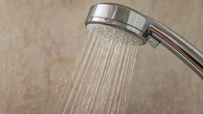Chuveiro a verter água - dicas para reduzir consumo de água em casa - Casa em Dia Maia