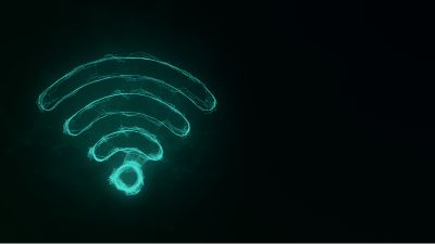 Técnico especializado a configurar o router Wi-Fi para resolver quedas constantes de Internet - Casa em Dia Maia